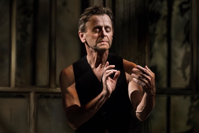 Michailas Baryšnikovas spektaklyje „Brodsky/Baryshnikov“. Janis Deinats nuotrauka