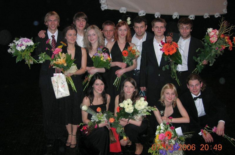 Keistuolių teatro scenoje po baigiamojo koncerto 2006 m. Teatro archyvo nuotrauka