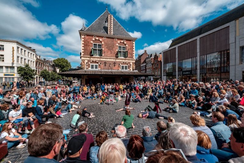 Fizinio teatro kūrėjų „Cia Moveo“ darbas „Pasekmės“. Fries StraatFestival nuotrauka