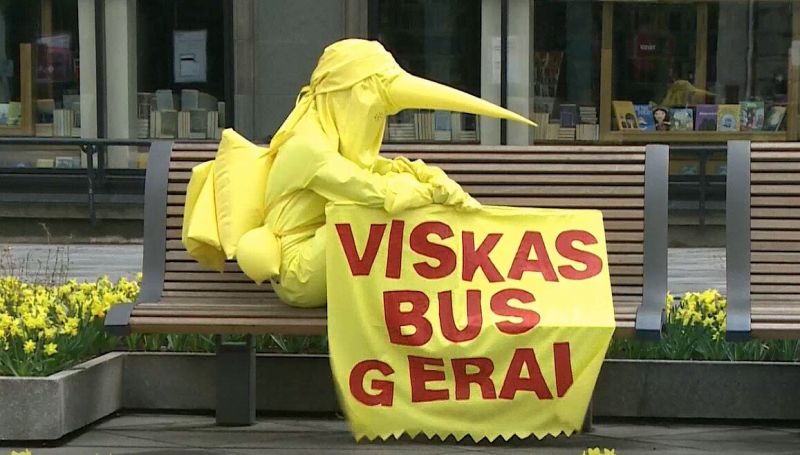 Akimirka iš menininkės Dr. GoraParasit (Gintarės Minelgaitės) performanso Kauno Laisvės alėjoje. Stop kadras iš LRT.lt