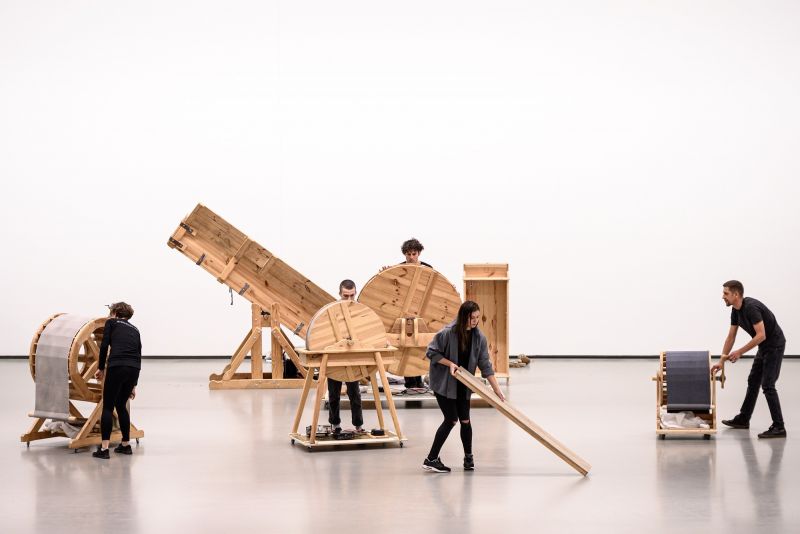 Akimirka iš garso menininko Arturo Bumšteino barokinio teatro triukšmų mašinų performanso „Navigacijos“. Martyno Aleksos nuotrauka