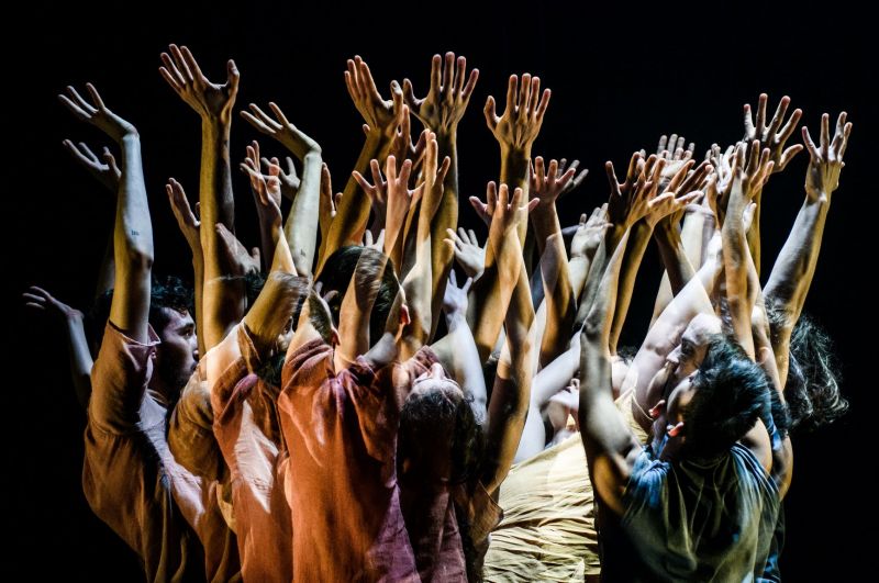 Scena iš spektaklio „Norėčiau būti paparčio žiedu“, choreografė Bea Debrabant. Lauros Vansevičienės nuotrauka