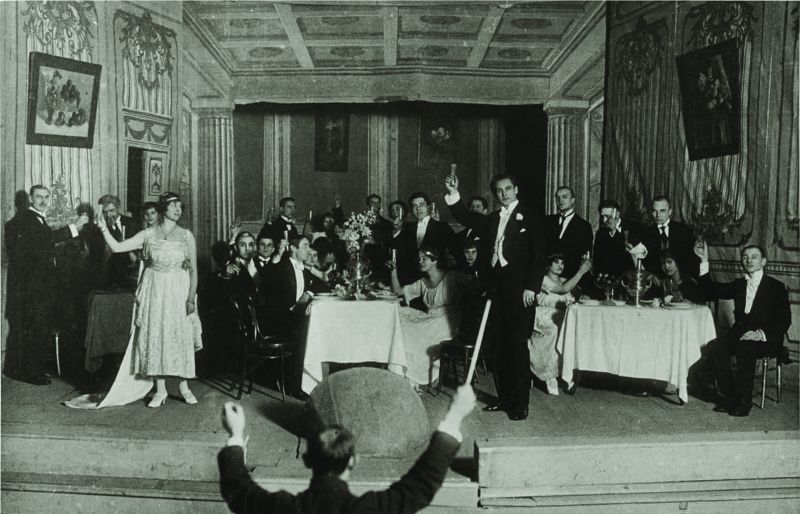 Scena iš profesionalaus Lietuvos operos teatro pradžią žyminčio 1920-ųjų „Traviatos“ pastatymo. Nuotrauka iš Lietuvos teatro, muzikos ir kino muziejaus archyvo