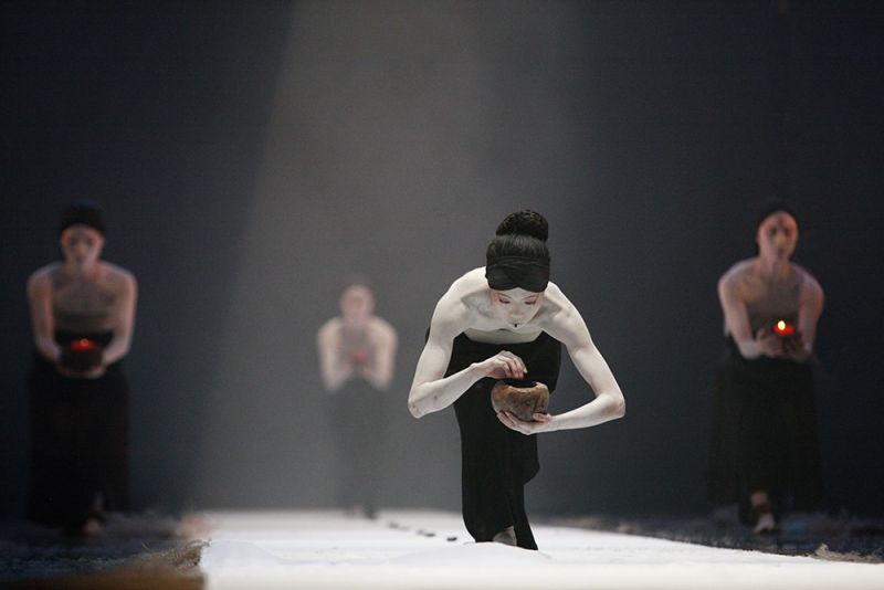 Akimirka iš trupės „Legend Lin Dance Theatre“ spektaklio, choreografė Lin Lee-Chen (Taivanas). Nuotrauka iš trupės archyvo