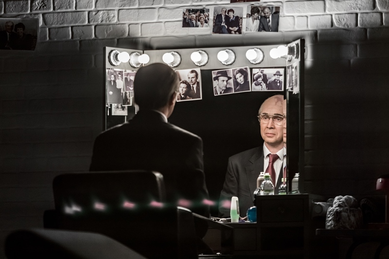 Scena iš spektaklio „Gorbačiovas“, režisierius Alvis Hermanis (Maskvos Nacijų teatras, 2020). Iros Poliarnajos nuotrauka iš Nacijų teatro archyvo
