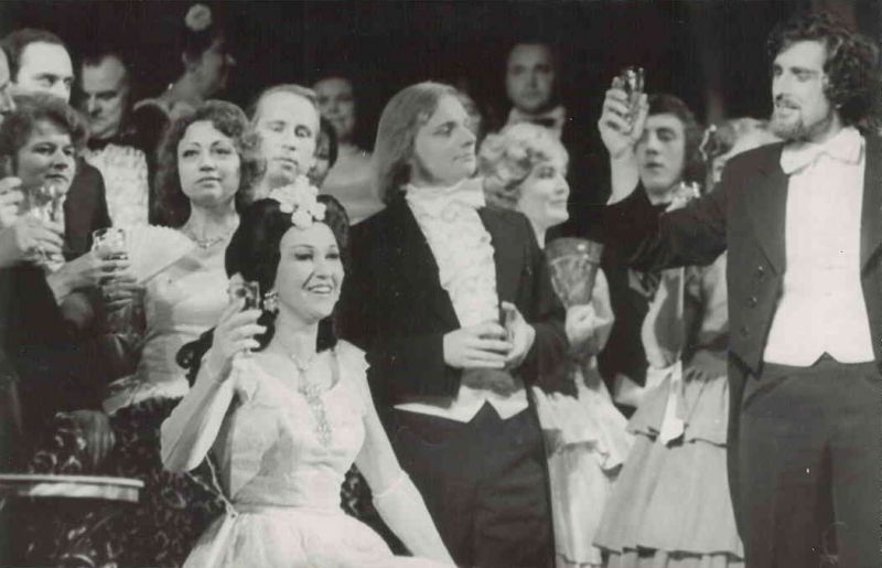 Danguolė Juodikaitytė, Šarūnas Juškevičius ir Andrius Bielskis G. Verdi operoje „Traviata“, 1981 m. Klaipėdos valstybinio muzikinio teatro archyvo nuotrauka
