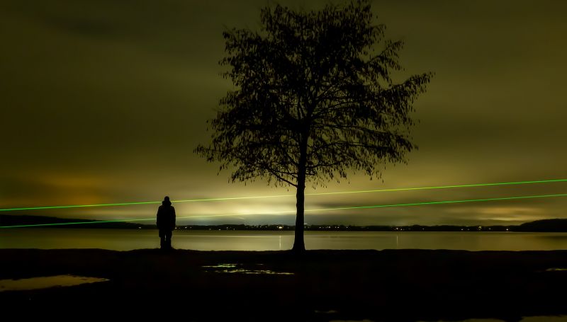 Naktį virš Nidos nušvis projekto „Green Beam“ žaliojo lazerio spindulys, savo šviesa sujungsiantis Nidos prieplauką ir Parnidžio kopą. Nuotrauka iš organizatorių archyvo