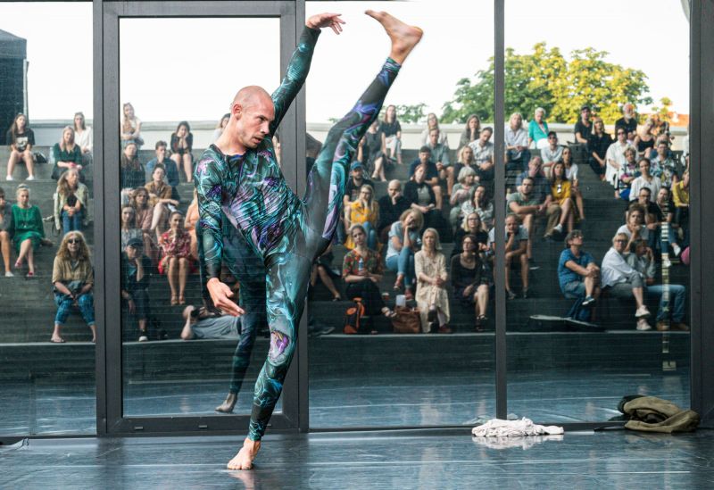 Akimirka iš spektaklio „Paženklintas“, choreografas Nielsas Claesas (Šeiko šokio teatras). Dmitrijaus
Matvejevo nuotrauka
