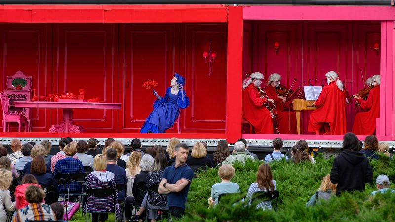 Akimirka iš keliaujančios operos „Tarnaitė ponia“, režisierius Gediminas Šeduikis (Lietuvos nacionalinis operos ir baleto teatras, 2020). Martyno Aleksos nuotrauka