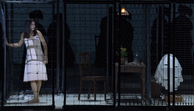 Scena iš Leošo Janáčeko operos „Jenufa“, režisierius Clausas Guth'as (Karališkasis operos teatras, 2021). Stopkadras iš stream.roh.org.uk