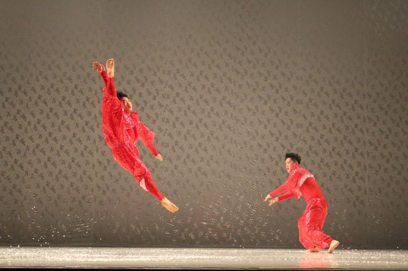 Akimirka iš šokio spektaklio „Šiaurės Korėjos šokis“, choreografė Eun-Me Ahn. J. M. Chabot nuotrauka