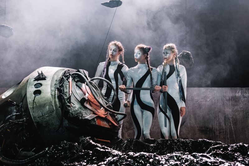 Scena iš spektaklio „Robotų pasakos“, režisierius Konradas Dworakowskis (Klaipėdos dramos teatras, 2022). Domo Rimeikos nuotrauka