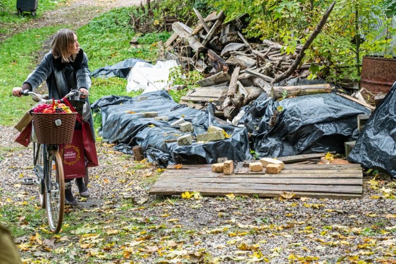 Akimirka iš įvietinto teatro patirties „Kaip visur, kaip visi“, režisierius Naubertas Jasinskas, dramaturgė Dovilė Zavedskaitė. Dmitrijaus Matvejevo nuotrauka