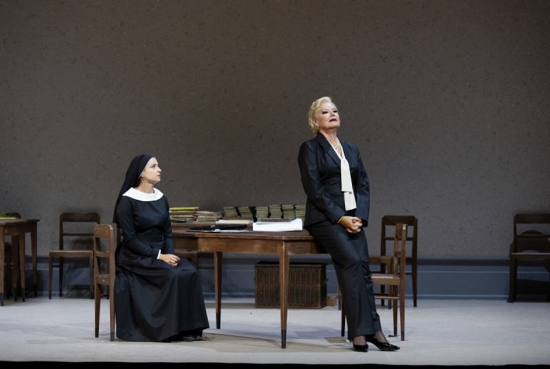 Scena iš G. Puccini operos „Sesuo Andželika“, Andželika – Asmik Grigorian, Teta – Karita Mattila; režisierius Christofas Loy (Zalcburgo festivalis, 2022). © SF Monikos Rittershaus nuotrauka