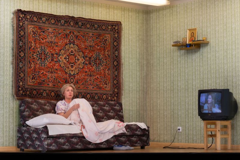 Scena iš spektaklio „Post Scriptum“, aktorė Čulpan Chamatova; režisierius Alvis Hermanis (Rygos naujasis teatras, 2022). Janio Deinato nuotrauka