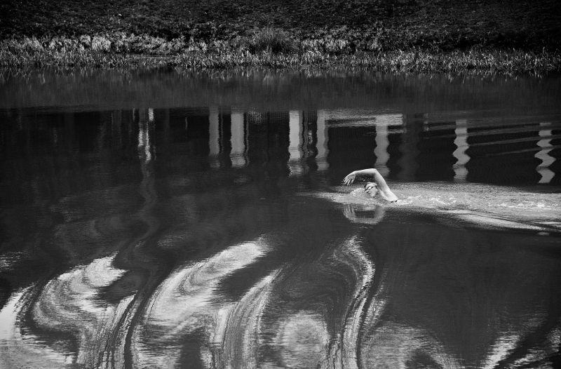 Akimirka iš Ukrainai skirtos palaikymo akcijos „Swimming Through“. Nuotraukoje – plaukikė Rūta Meilutytė. Neringos Rekašiūtės nuotrauka / „Teatro žurnalo“ iliustracija