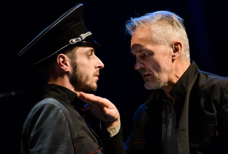 Scena iš spektaklio „Erinijos“, režisierius Sergejus Loznica (Valstybinis jaunimo teatras, 2022). Lauros Vansevičienės nuotrauka