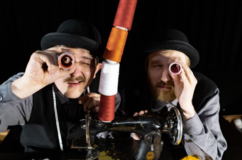 Akimirka iš spektaklio „Istorijos iš FLUXUS dėžutės“, režisierė Gintarė Radvilavičiūtė (Klaipėdos lėlių teatras). Donato Bielkausko nuotrauka