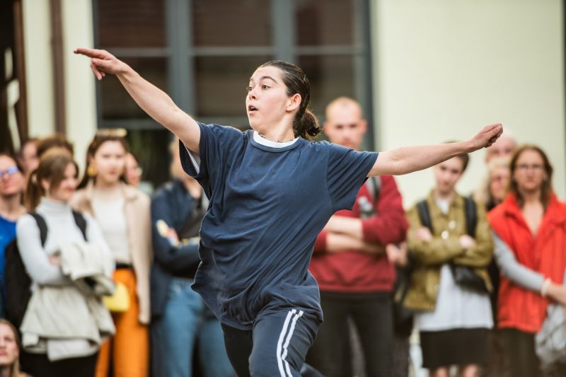 Akimirka iš spektaklio „Hope Hunt“; šokėja – Sati Veyrunes, choreografija, garsas – Oona Doherty (Airija). Festivalis „Naujasis Baltijos šokis“, 2023. Donato Ališausko nuotrauka