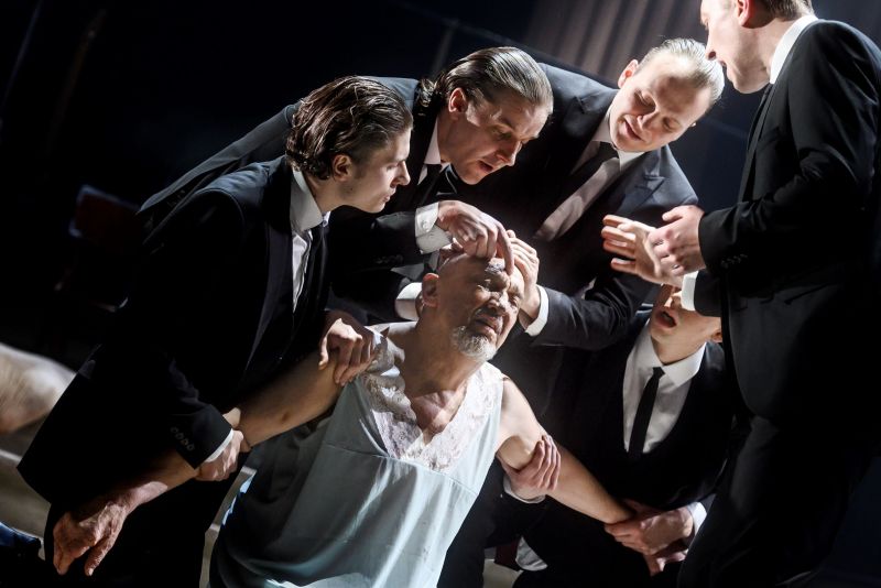 Scena iš spektaklio „Barbarai“, režisierius Árpádas Schillingas (Valstybinis jaunimo teatras, 2023). Dmitrijaus Matvejevo nuotrauka