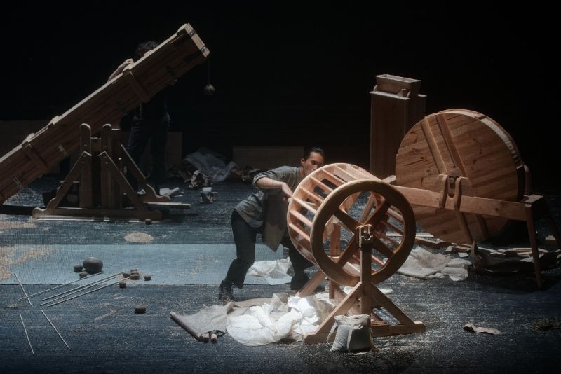 Akimirka iš barokinio teatro triukšmų mašinų performanso „Blogi orai“, idėjos autorius ir režisierius Arturas Bumšteinas (prodiuseris „Operomanija“, 7-asis šiuolaikinės operos festivalis NOA, 2018). Martyno Aleksos nuotrauka