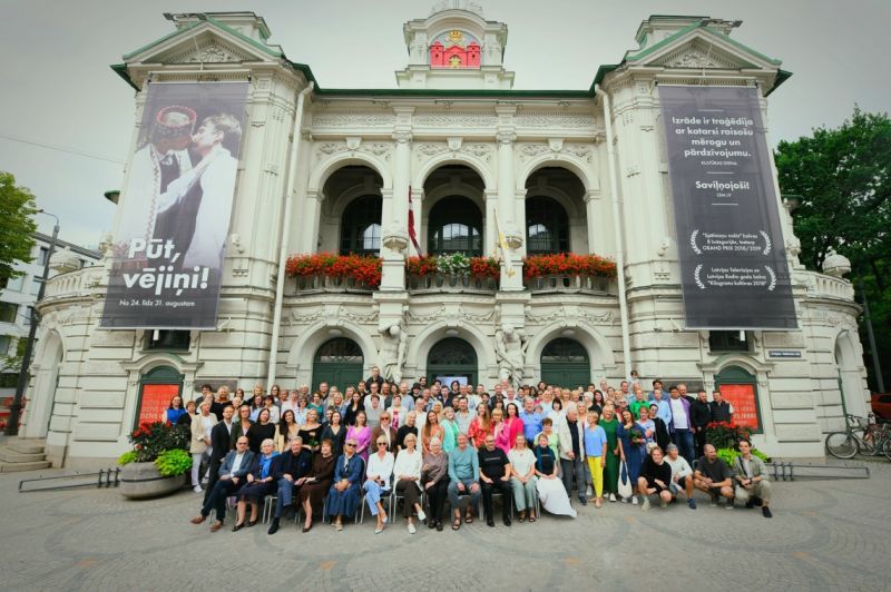 Latvijos nacionalinis teatras ir jo kolektyvas. Nuotrauka iš teatro archyvo