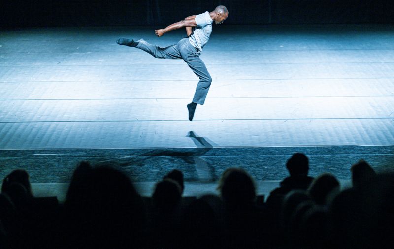 Akimirka iš spektaklio NEXT, choreografas Amala Dianoras. Larso Opstado nuotrauka