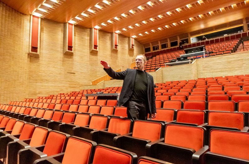 Akimirka iš LNDT spaudos konferencijos, skirtos Didžiosios salės atidarymui: naujai pagamintos kėdės išsaugojo autentišką senąjį dizainą. Teatro generalinis direktorius Martynas Budraitis. Nuotrauka iš LNDT archyvo