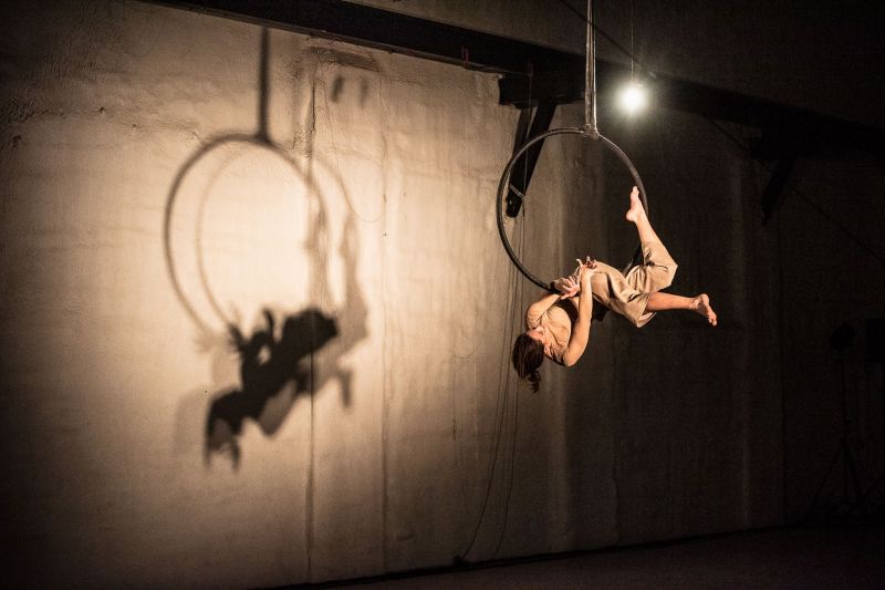 Akimirka iš pernai vykusio projekto „Circus PUSH“ - šiuolaikinio cirko spektaklių eskizų programos. Donato Ališausko nuotrauka