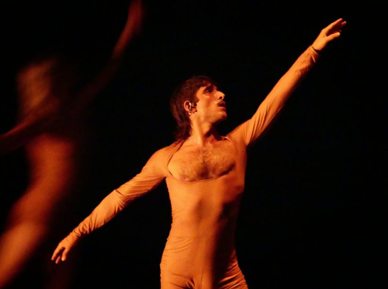 Akimirka iš šokio spektaklio „Duetas“ (Duet), choreografas Dovydas Strimaitis. Elzės Kandratavičiūtės nuotrauka