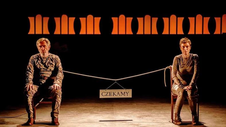 Scena iš spektaklio „Tuoktuvės“, režisierius Eimuntas Nekrošius (Varšuvos nacionalinis teatras). Krzysztofo Bielińskio nuotrauka iš Varšuvos nacionalinio teatro archyvo