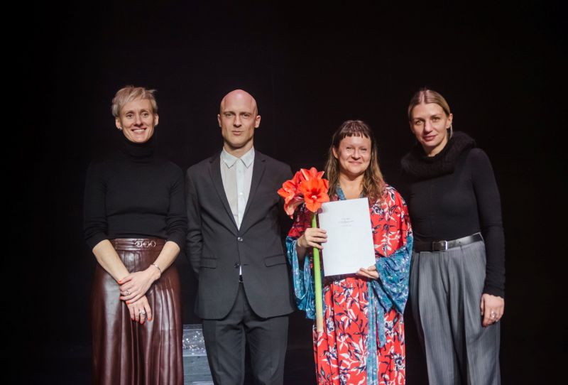 Vitos Mozūraitės premijos įteikimo akimirka: Lietuvos šokio informacijos centro direktorė, prodiuserė Gintarė Masteikaitė, premijos laureatai Laurynas Žakevičius ir Airida Gudaitė, Šiuolaikinio šokio asociacijos pirmininkė Agnietė Lisičkinaitė. Dainiaus Putino nuotrauka