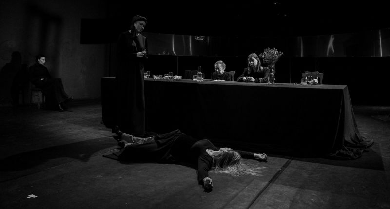Akimirka iš spektaklio „Aš buvau namuose ir laukiau, kol ateis lietus“ repeticijos, režisierė Kotryna Siaurusaitytė (Vilniaus senasis teatras, 2024). Arvydo Gudo nuotrauka
