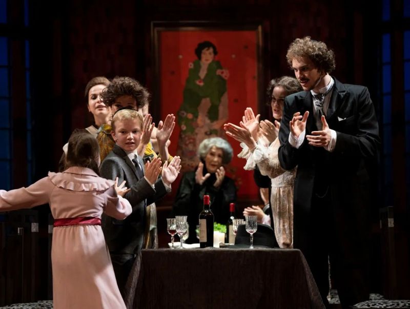 Scena iš spektaklio „Leopoldštatas“, režisierius Johnas Malkovichius (Rygos Dailės teatras, 2023). Marko Rasso nuotrauka