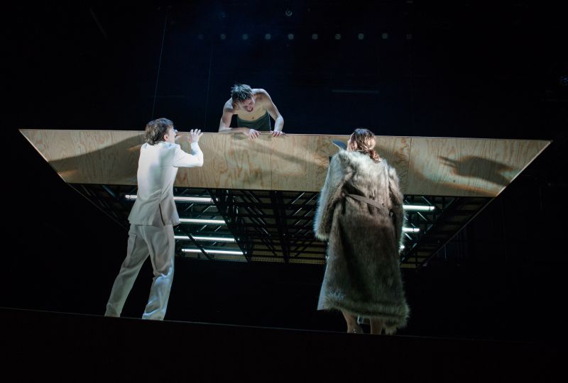 Scena iš spektaklio „Sūnus“, režisierius Ignas Jonynas (Valstybinis jaunimo teatras, 2024). Lauros Vansevičienės nuotrauka