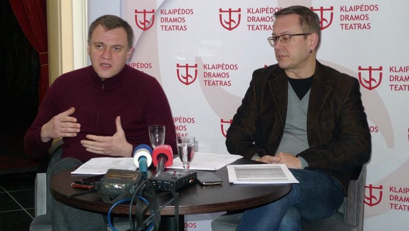 Nuotraukoje iš spaudos konferencijos – Klaipėdos dramos teatro vadovas Tomas Juočys ir literatūrinės dalies vedėjas, dramaturgas Gintaras Grajauskas