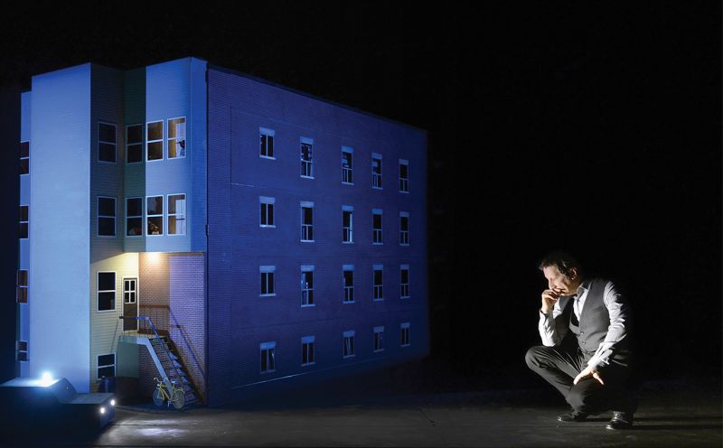 Robertas Lepage‘as spektaklyje „887“. Éricko Labbé nuotrauka iš canadianstage.ca