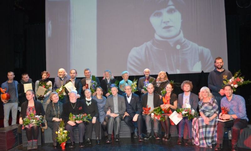 Festivalį vainikavo iškilminga geriausių scenos kūrėjų apdovanojimo ceremonija, kurios metu dvylikos festivalio nominacijų laureatams įteikti apdovanojimai. Nuotrauka iš  15min.lt