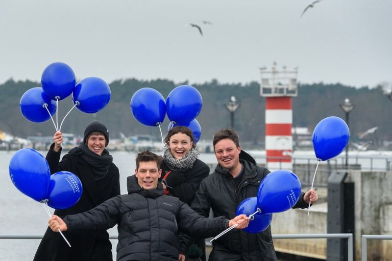 „Pūkuotuko pasaulio“ kūrybinė grupė: scenografė Lauryna Liepaitė, režisierius Paulius Tamolė, kompozitorė Agnė Matulevičiūtė, kino režisierius Tomas Smulkis su Mikės Pūkuotuko balionais. Algirdo Kubaičio nuotrauka