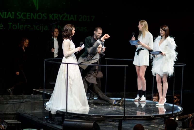 Auksinių scenos kryžių teikimo ceremonija (2018) už 2017 m. kūrybą. Vakaro vedėjų trio. Donato Stankevičiaus nuotrauka