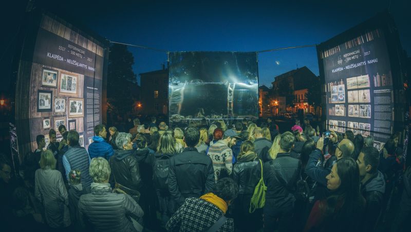 Scena iš spektaklio „Neužšąlantys namai“. Kristijono Lučinsko nuotrauka