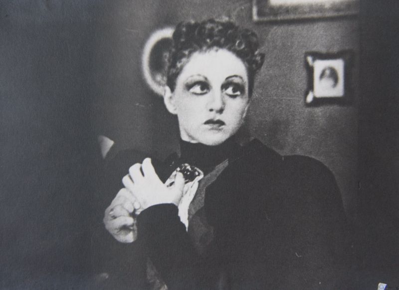 Monika Mironaitė - Nora H. Ibseno dramoje „Lėlių namai“, Vilniaus miesto teatre 1942 m., režisierius Romualdas Juknevičius