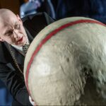 Scena iš spektaklio „Viktoras, arba Vaikai valdžioje“; Antuanas Manjo - Marius Repšys, režisierius Gintaras Varnas (Lietuvos nacionalinis dramos teatras, 2024). Dmitrijaus Matvejevo nuotrauka