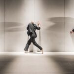 Akimirka iš šokio spektaklio „Liepsnos virš šaltojo kalno“, šokėja Giedrė Kirkilė (kairėje), choreografas Vytis Jankauskas. Dmitrijaus Matvejevo nuotrauka
