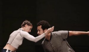 Šiuolaikinio šokio duetas iš Švedijos „Land Before Time“. Nuotrauka iš festivalio organizatorių archyvo