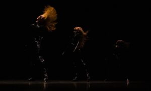 Akimirka iš šokio spektaklio „Hairy“, choreografas Dovydas Strimaitis. Noros Houguenade nuotrauka