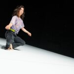Scena iš šokio monospektaklio „Bless the Sound That Saved a Witch Like Me“, choreografas Benjaminas Kahnas, atlikėja Sati Veyrunes (festivalis „Naujasis Baltijos šokis“, 2024). Dmitrijaus Matvejevo nuotrauka