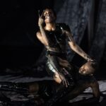 Akimirka iš šokio spektaklio „Darkmatter“, koncepcijos autorė, choreografė ir atlikėja Cherish Menzo, koncepcijos autorius ir atlikėjas Camilo Mejía Cortésas (festivalis „Naujasis Baltijos šokis“, 2024). Dmitrijaus Matvejevo nuotrauka
