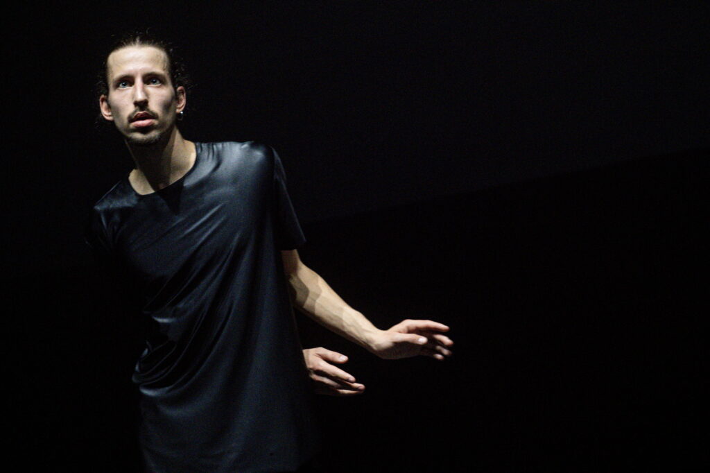 Akimirka iš šokio spektaklio „Larsen C“, choreografas Christos Papadopoulos („Naujasis Baltijos šokis“, 2024). Dmitrijaus Matvejevo nuotrauka