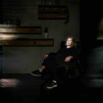Scena iš monospektaklio „Bėgūnė“; aktorė Aldona Vilutytė, režisierius Jonas Kuprevičius (Valstybinis jaunimo teatras, 2024). Lauros Vansevičienės nuotrauka
